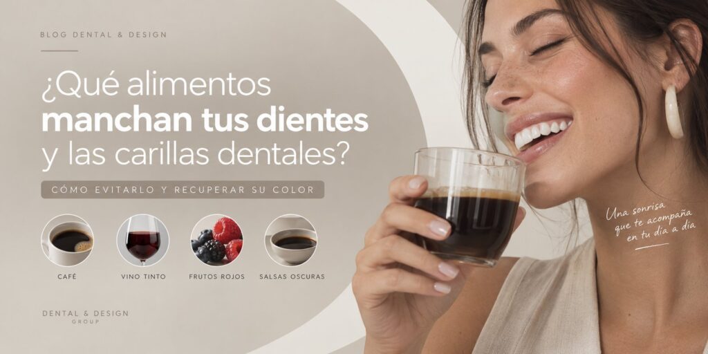 Mujer sonriendo mientras toma café - alimentos que manchan los dientes y las carillas dentales