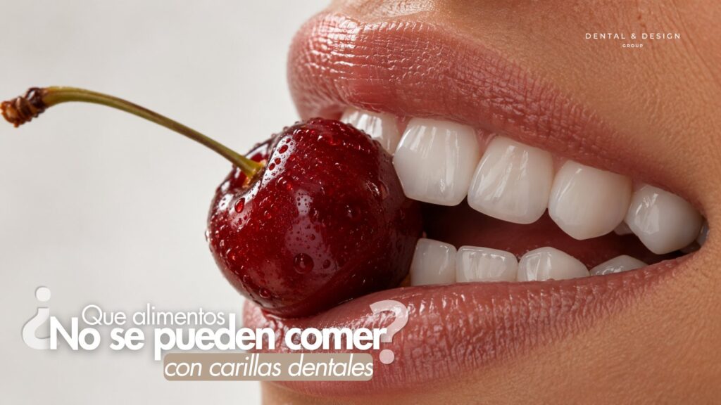 Mujer con carillas dentales mordiendo una cereza